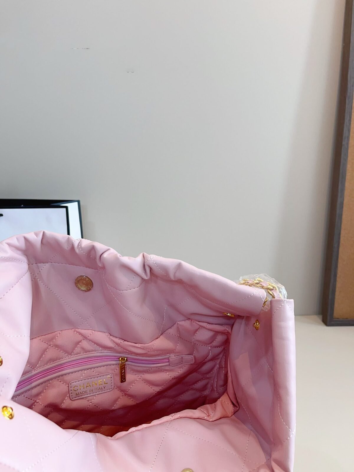 ⁦حقيبة جلدية فاخرة من Chanel⁩ - الصورة ⁦7⁩