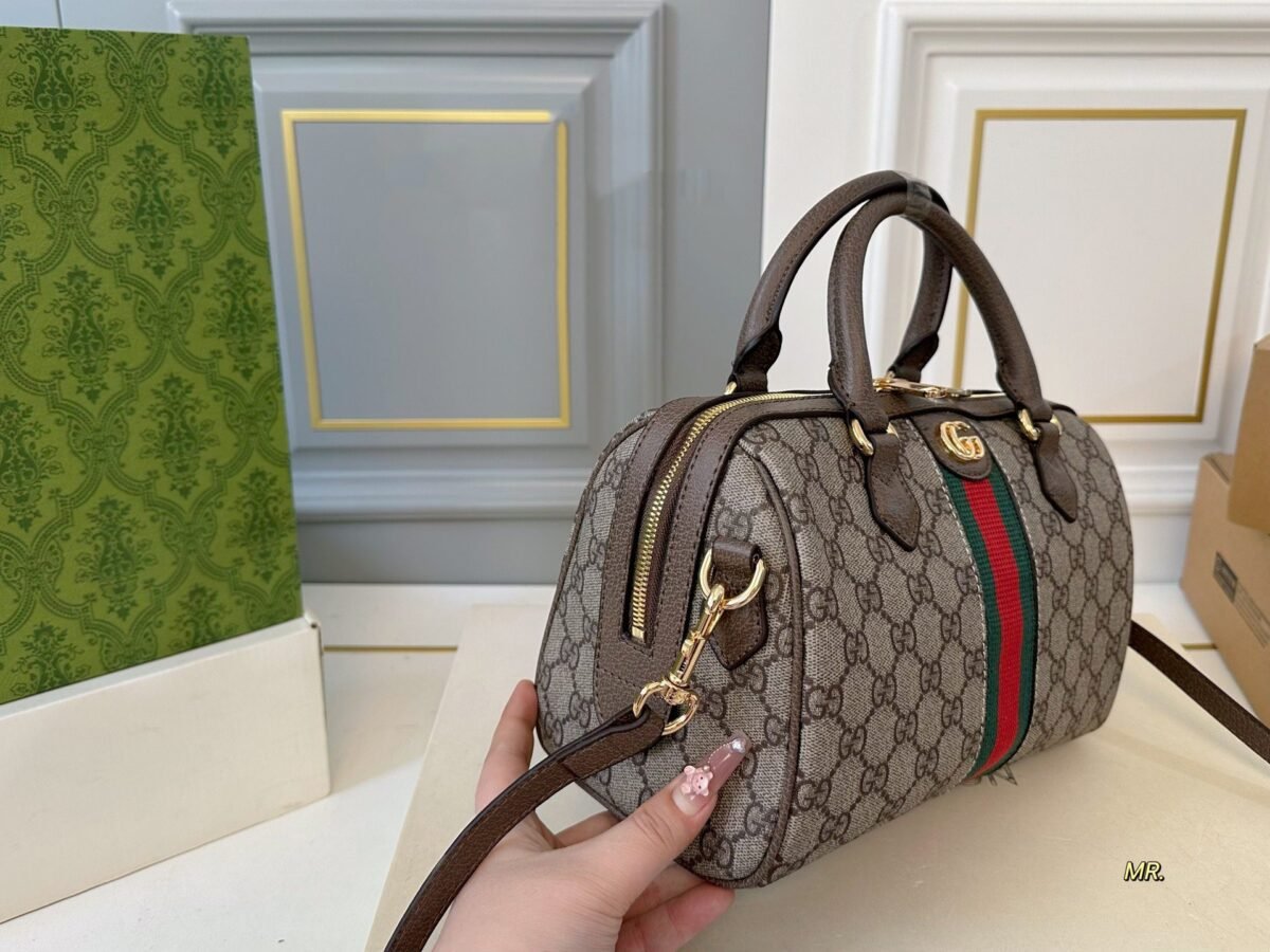 ⁦حقيبة غوتشي أوفيديا بوسطن بتصميم وسادة، كلاسيكية، مميزة.⁩ - الصورة ⁦2⁩