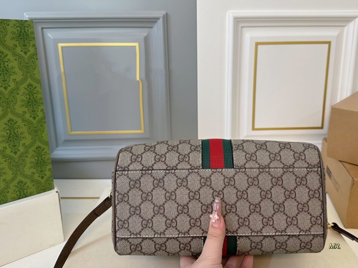 ⁦حقيبة غوتشي أوفيديا بوسطن بتصميم وسادة، كلاسيكية، مميزة.⁩ - الصورة ⁦6⁩