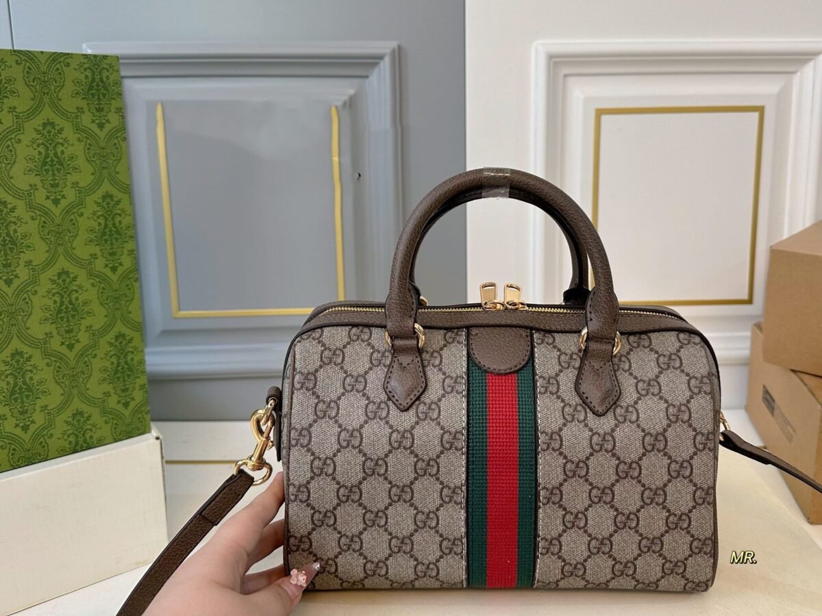 ⁦حقيبة غوتشي أوفيديا بوسطن بتصميم وسادة، كلاسيكية، مميزة.⁩ - الصورة ⁦3⁩