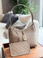 ⁦حقيبة فاخرة من Louis Vuitton⁩ - الصورة ⁦2⁩