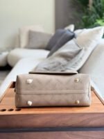 ⁦حقيبة فاخرة من Louis Vuitton⁩ - الصورة ⁦6⁩