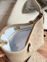 ⁦حقيبة فاخرة من Louis Vuitton⁩ - الصورة ⁦9⁩