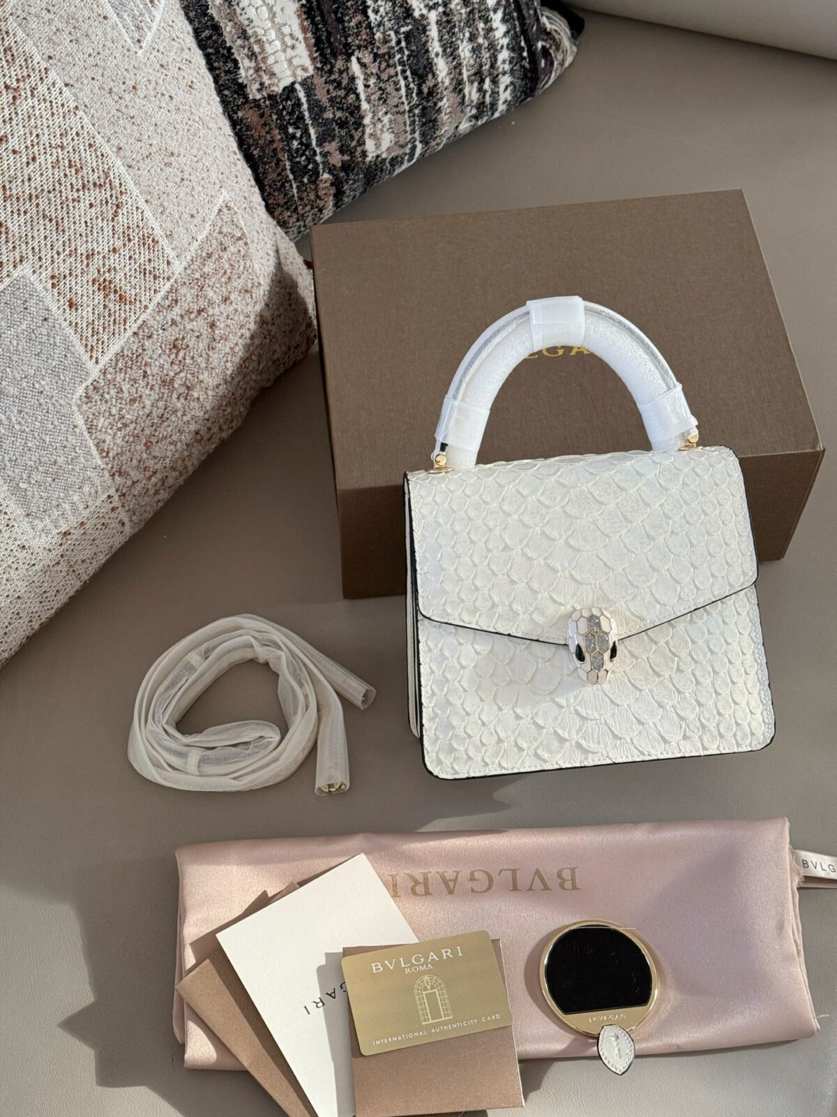 ⁦حقيبة فاخرة من بولغاري⁩ - الصورة ⁦4⁩