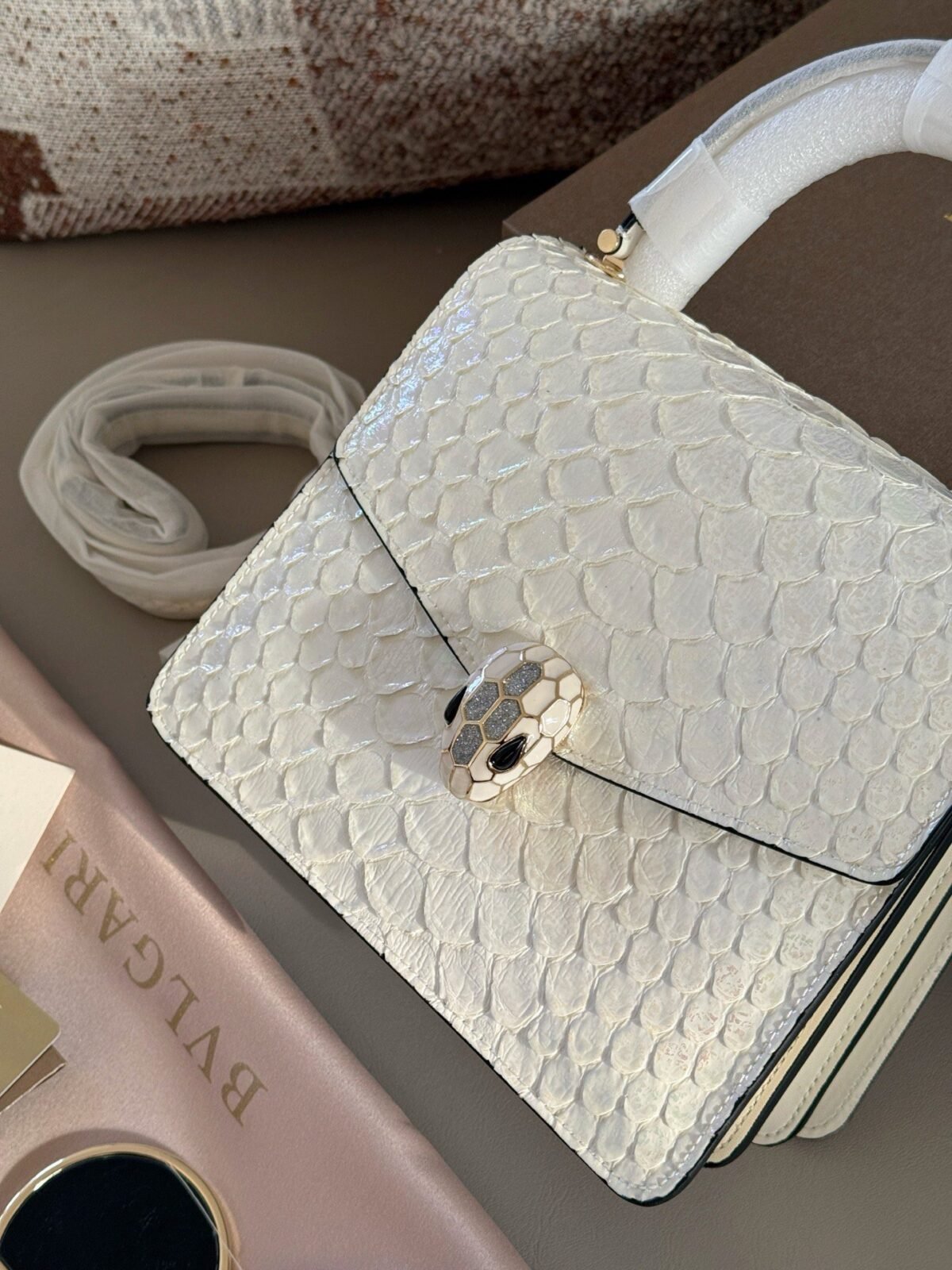 ⁦حقيبة فاخرة من بولغاري⁩ - الصورة ⁦2⁩