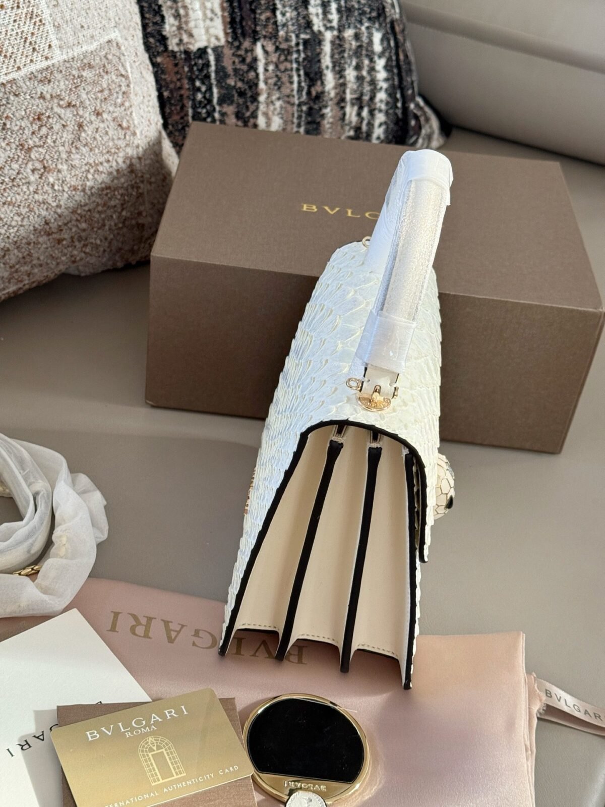 ⁦حقيبة فاخرة من بولغاري⁩ - الصورة ⁦6⁩