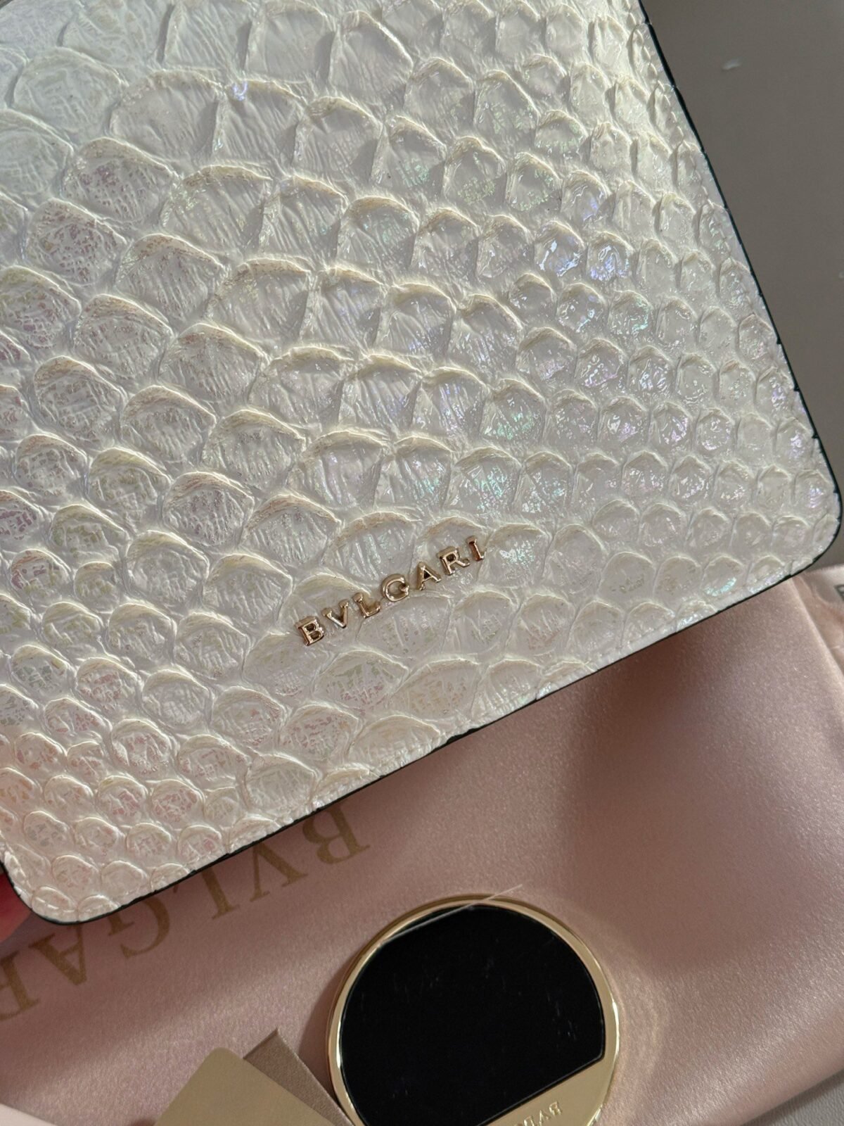 ⁦حقيبة فاخرة من بولغاري⁩ - الصورة ⁦7⁩