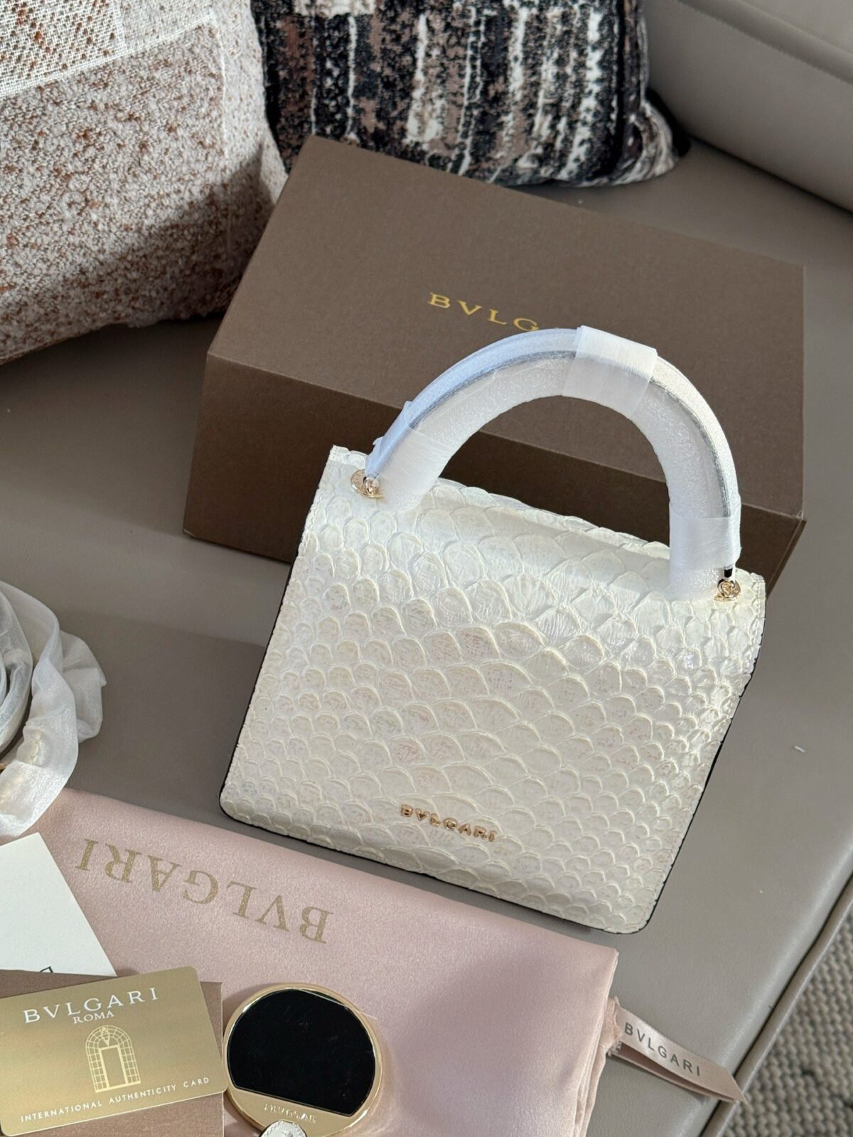 ⁦حقيبة فاخرة من بولغاري⁩ - الصورة ⁦3⁩
