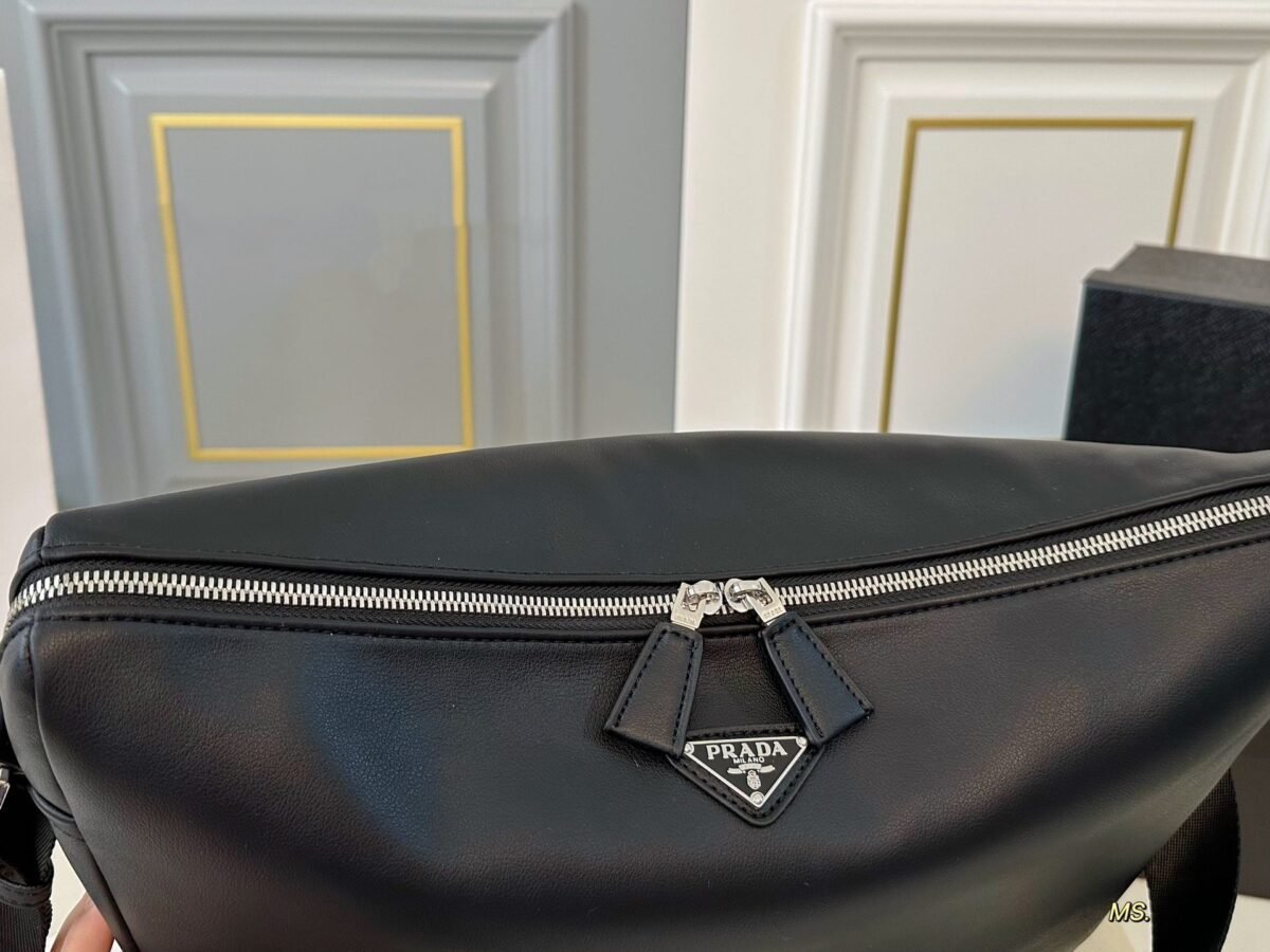 ⁦حقيبة كتف برادا الجديدة بتصميم كروس بودي⁩ - الصورة ⁦5⁩