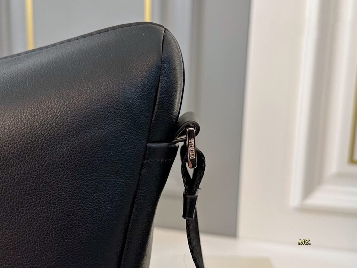 ⁦حقيبة كتف برادا الجديدة بتصميم كروس بودي⁩ - الصورة ⁦9⁩