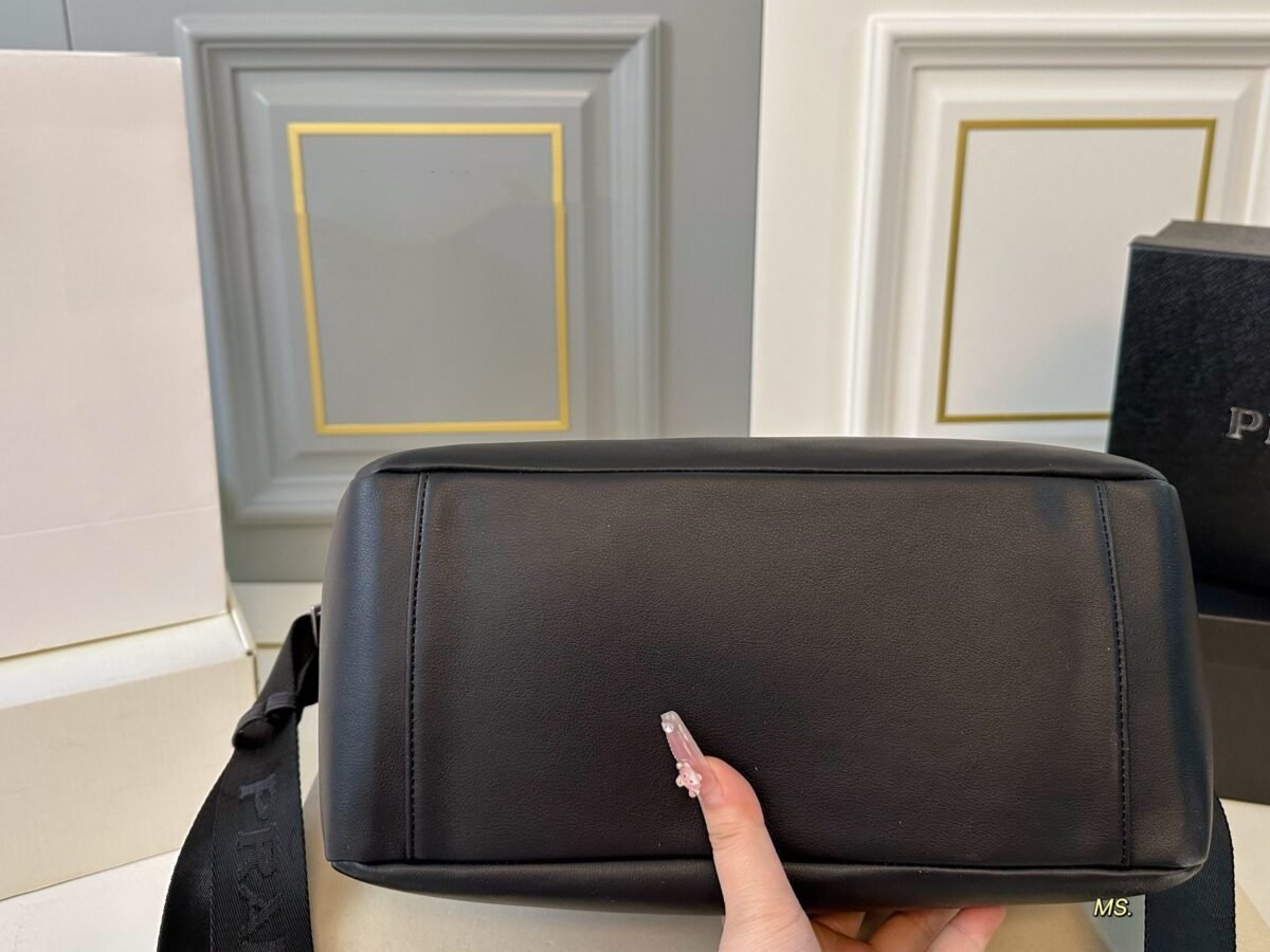 ⁦حقيبة كتف برادا الجديدة بتصميم كروس بودي⁩ - الصورة ⁦7⁩