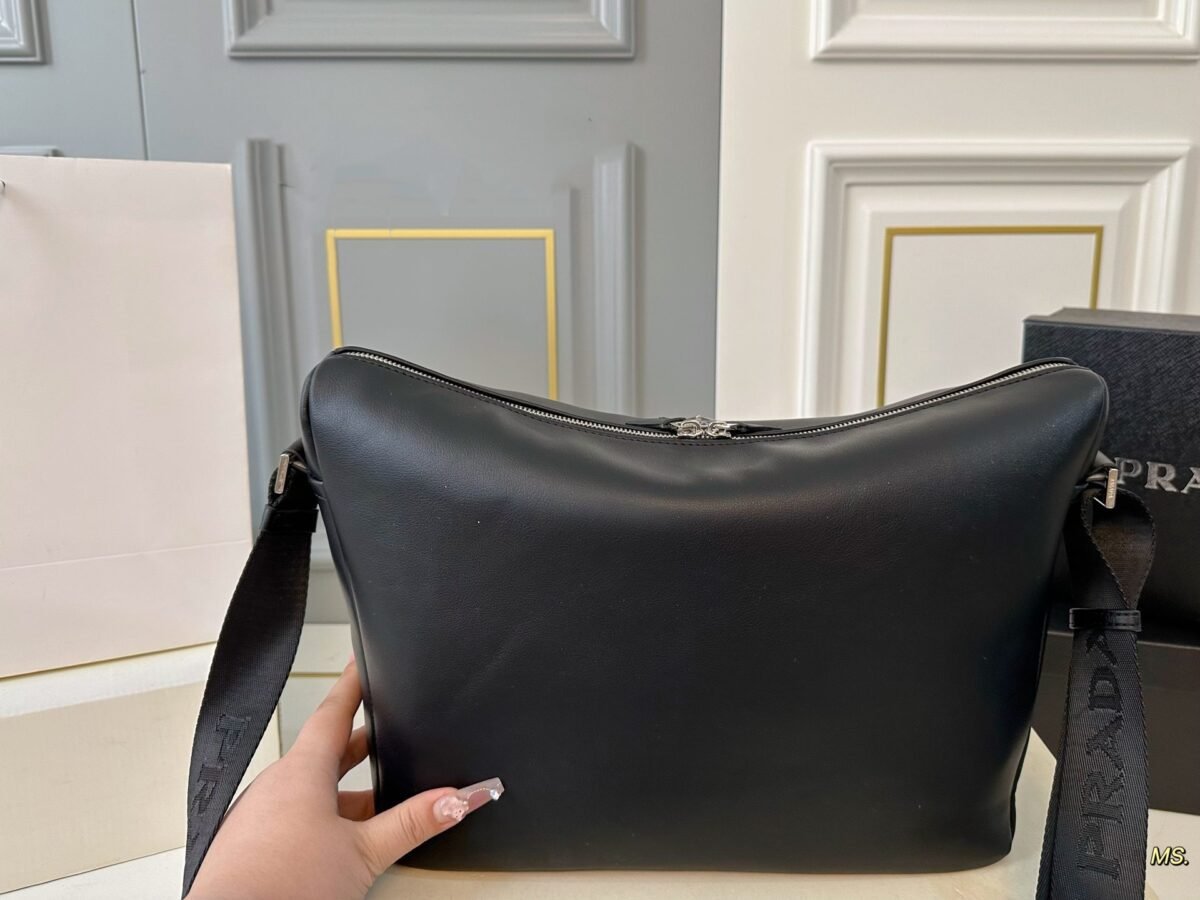 ⁦حقيبة كتف برادا الجديدة بتصميم كروس بودي⁩ - الصورة ⁦4⁩