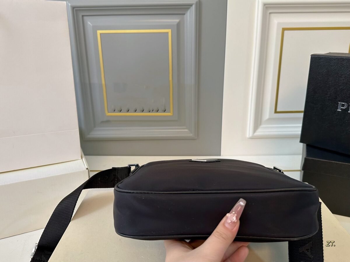 ⁦حقيبة كتف برادا 2 في 1 من برادا⁩ - الصورة ⁦7⁩