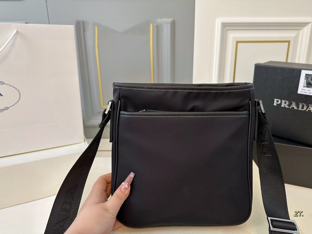 ⁦حقيبة كتف برادا 2 في 1 من برادا⁩ - الصورة ⁦5⁩
