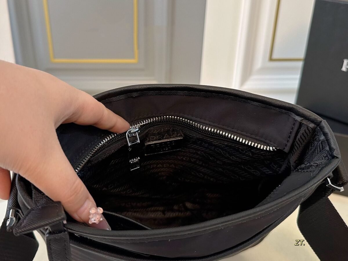 ⁦حقيبة كتف برادا 2 في 1 من برادا⁩ - الصورة ⁦6⁩