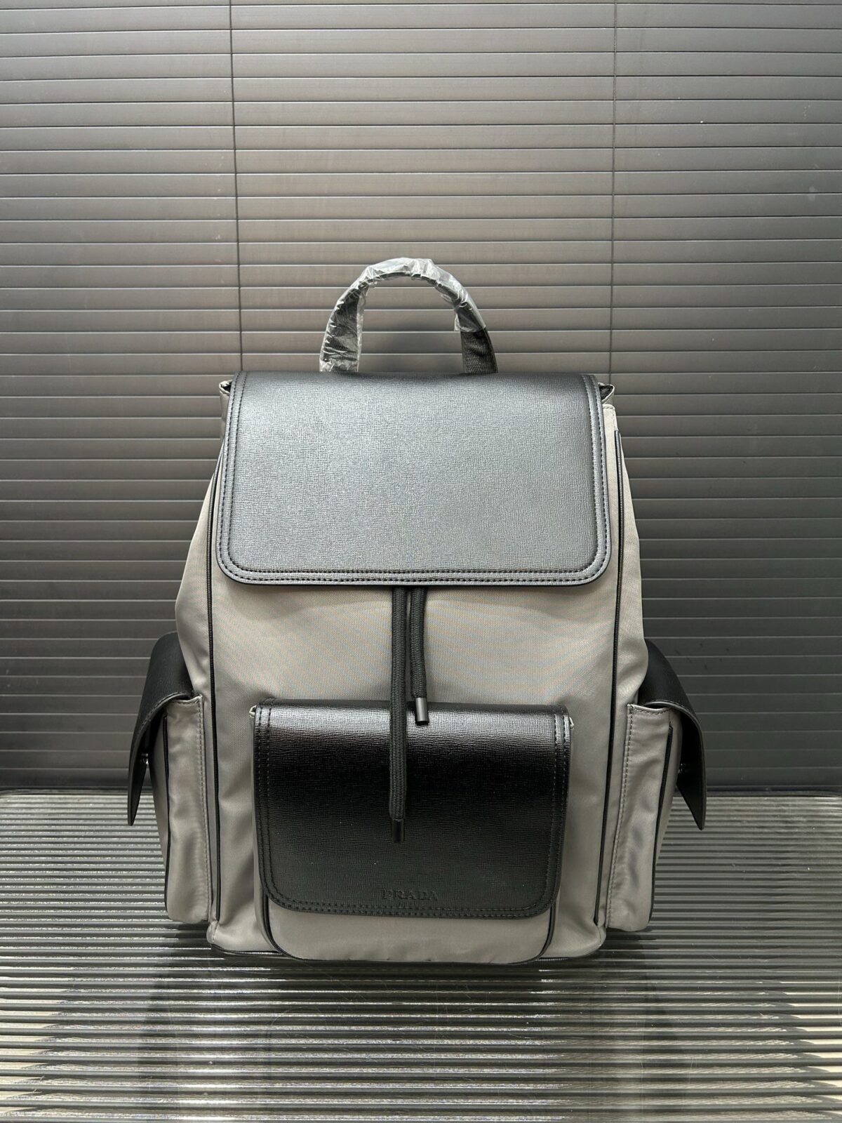 ⁦حقيبة الظهر من Prada⁩ - الصورة ⁦1⁩