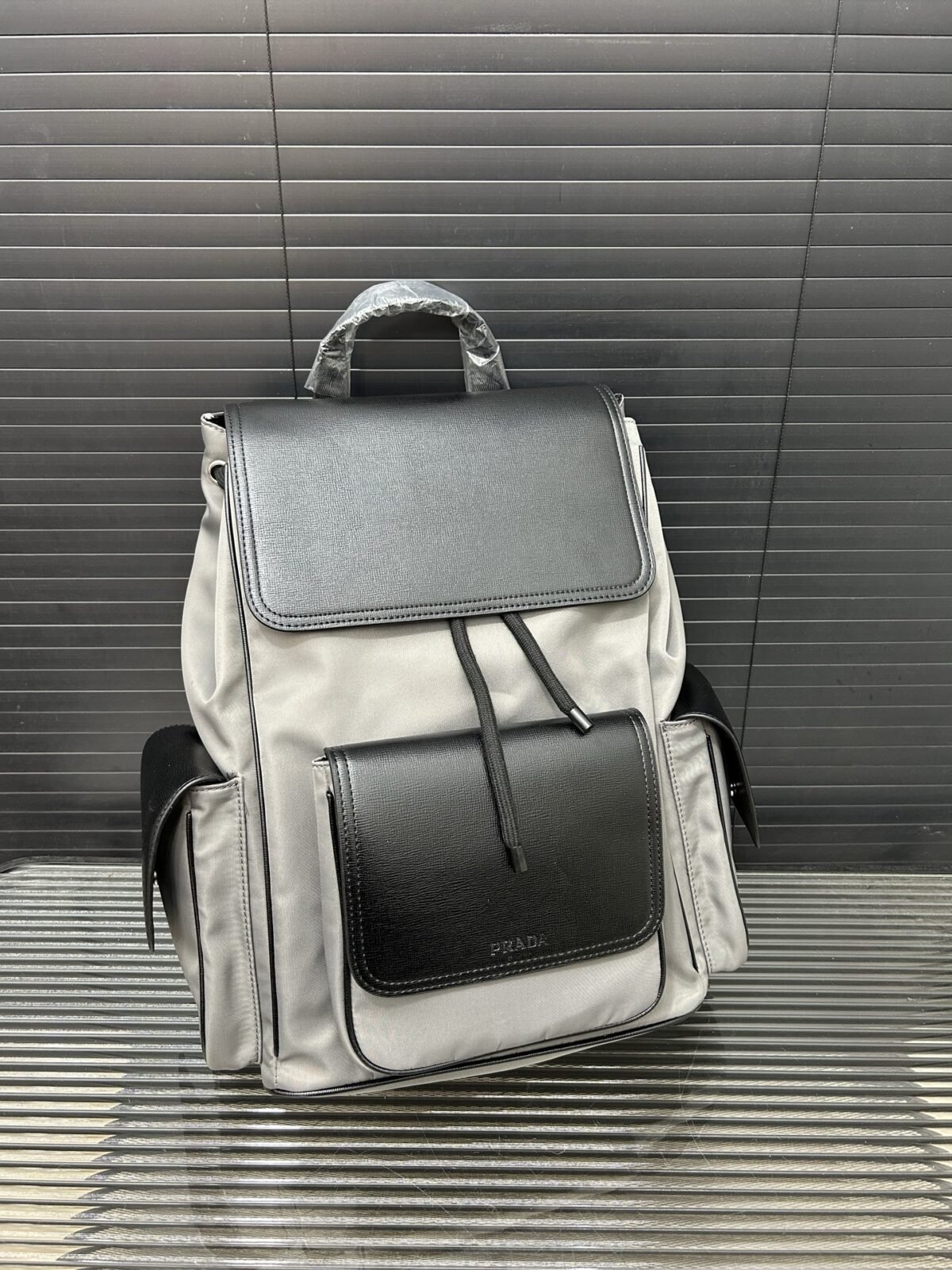 ⁦حقيبة الظهر من Prada⁩ - الصورة ⁦4⁩