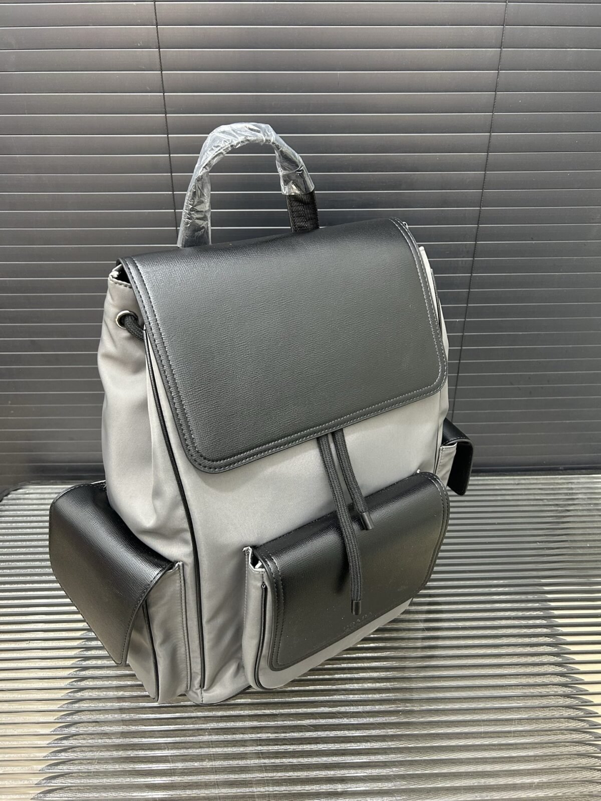 ⁦حقيبة الظهر من Prada⁩ - الصورة ⁦5⁩