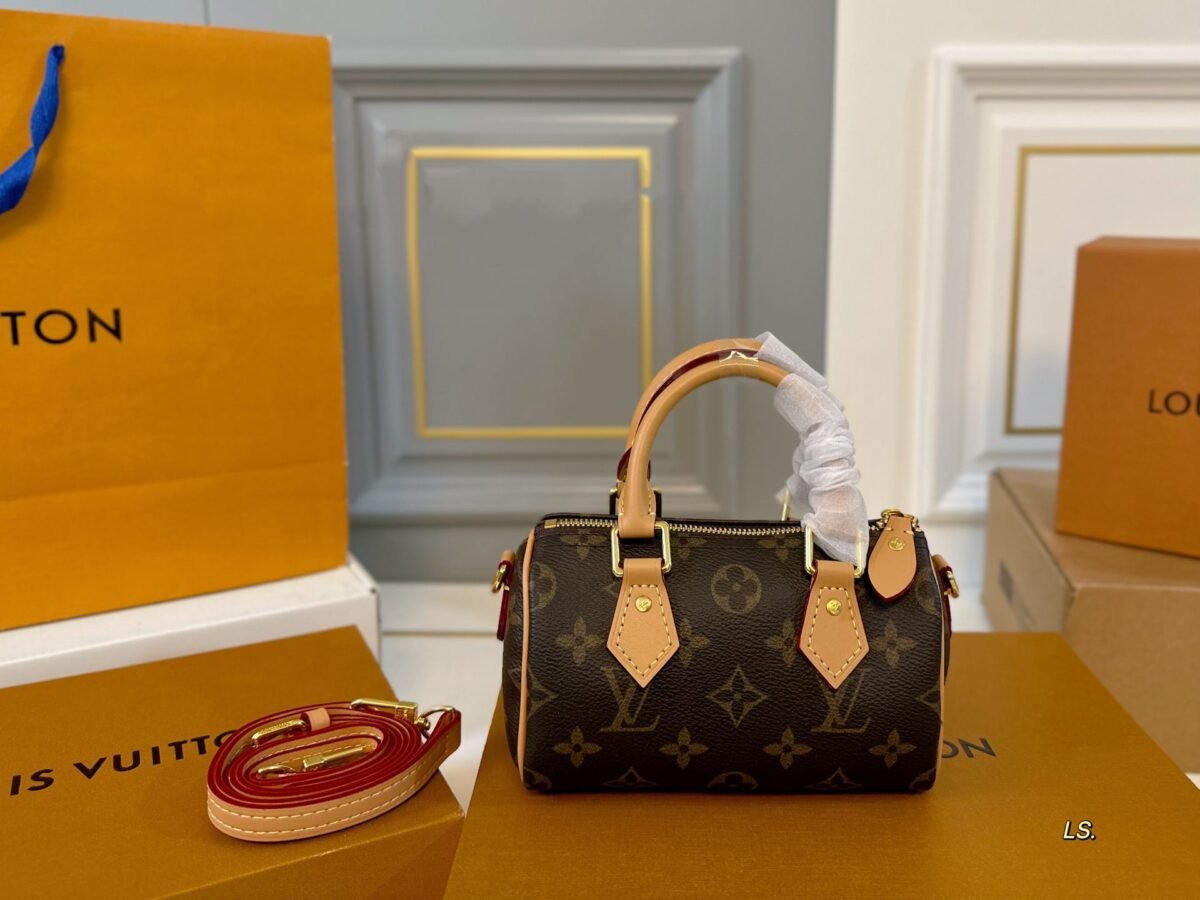 ⁦حقيبة لويس فويتون صغيرة بتصميم وسادة⁩ - الصورة ⁦1⁩