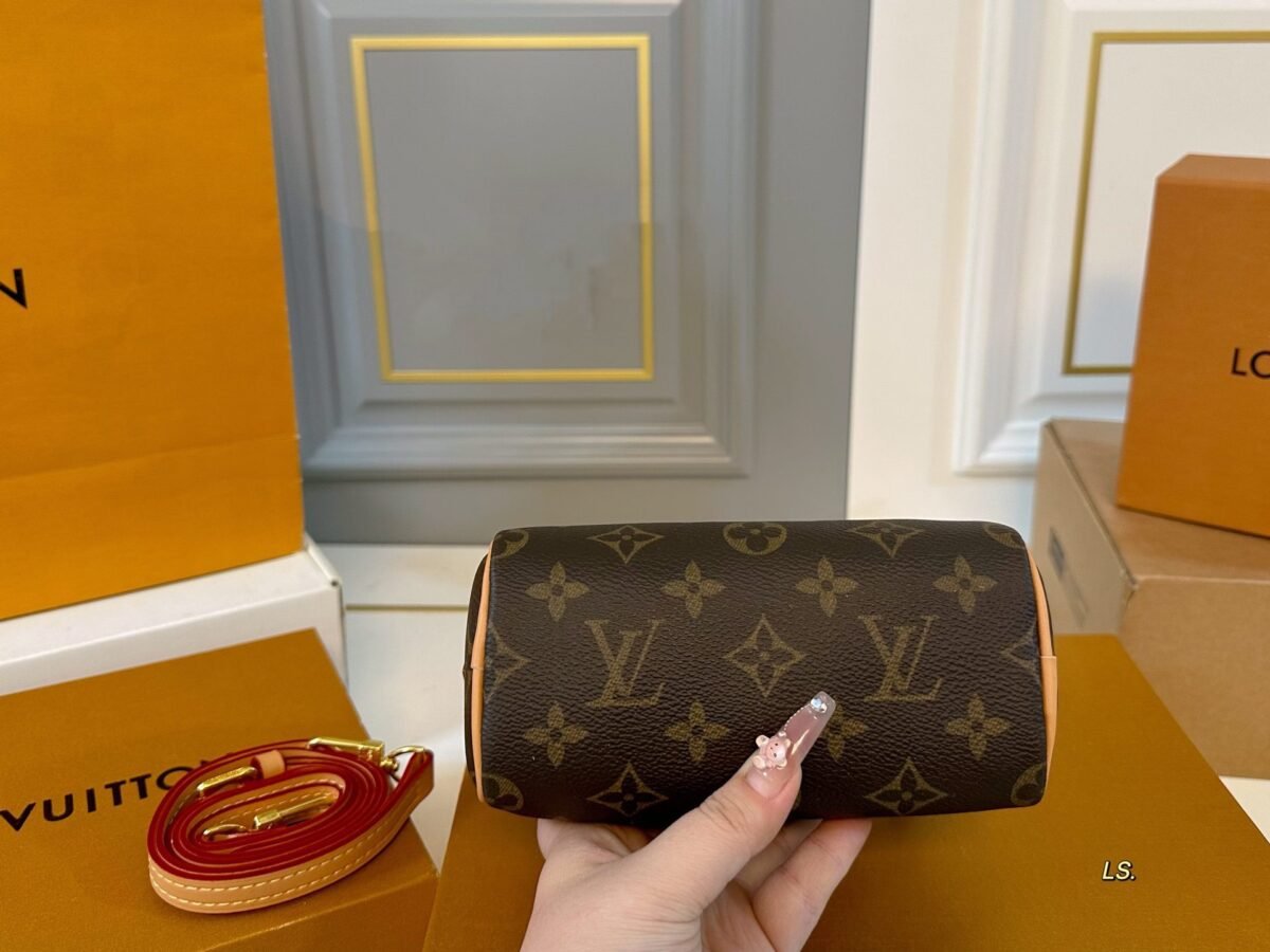 ⁦حقيبة لويس فويتون صغيرة بتصميم وسادة⁩ - الصورة ⁦5⁩