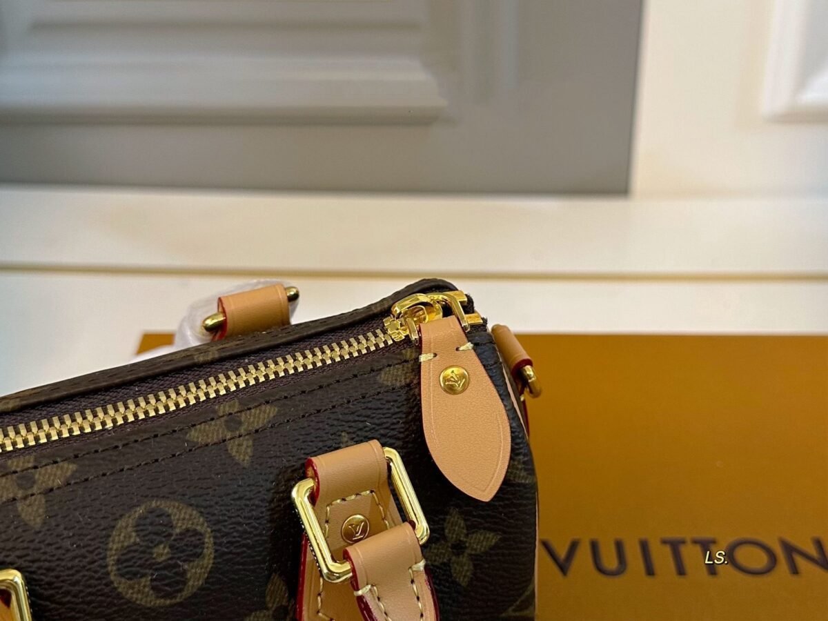 ⁦حقيبة لويس فويتون صغيرة بتصميم وسادة⁩ - الصورة ⁦9⁩