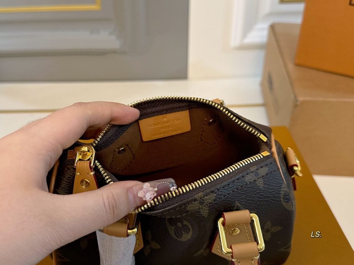 ⁦حقيبة لويس فويتون صغيرة بتصميم وسادة⁩ - الصورة ⁦6⁩