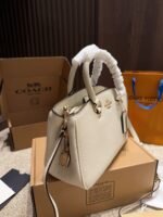 ⁦حقيبة فاخرة من Coach⁩ - الصورة ⁦4⁩