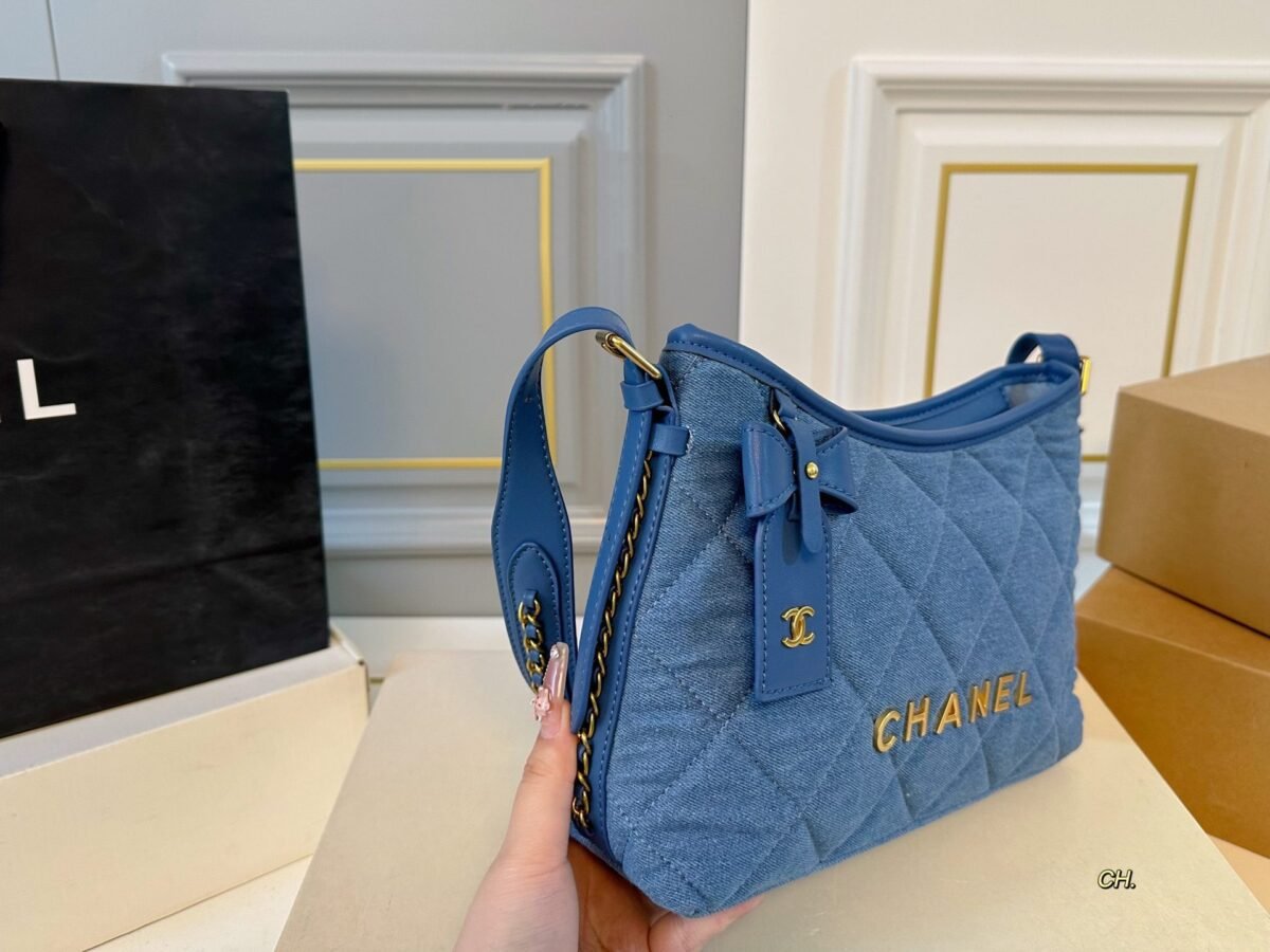 ⁦حقيبة كتف شانيل من قماش الدنيم⁩ - الصورة ⁦2⁩