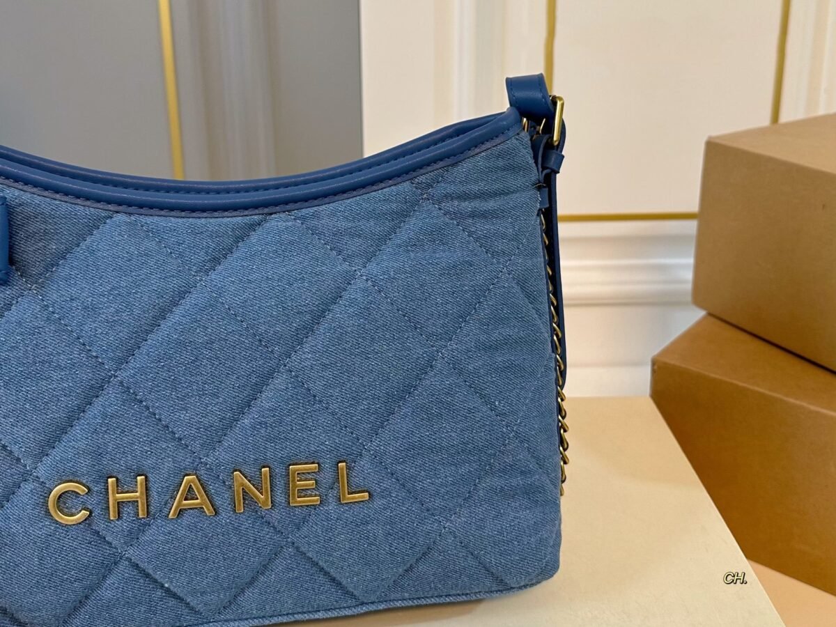 ⁦حقيبة كتف شانيل من قماش الدنيم⁩ - الصورة ⁦4⁩