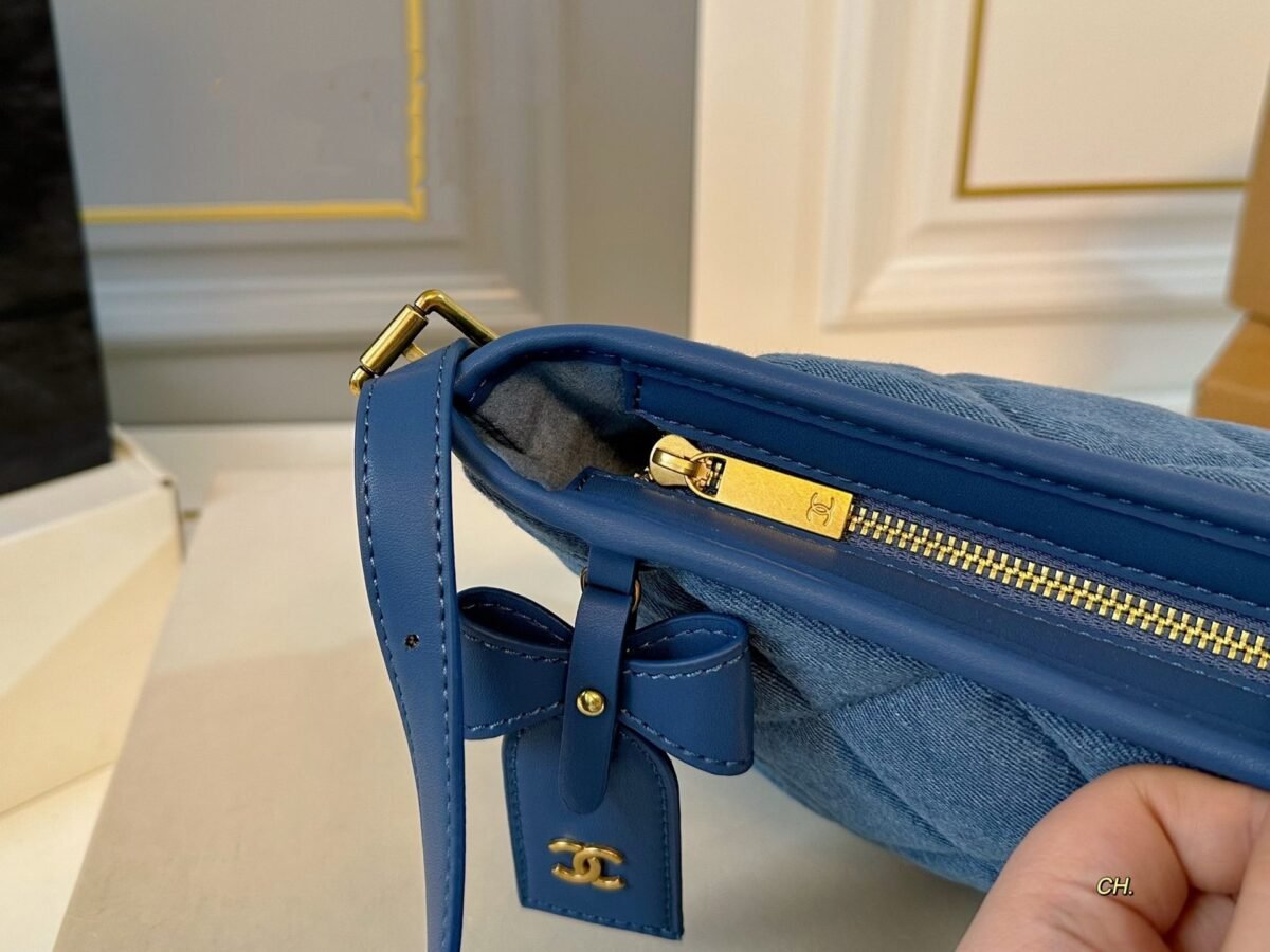 ⁦حقيبة كتف شانيل من قماش الدنيم⁩ - الصورة ⁦7⁩