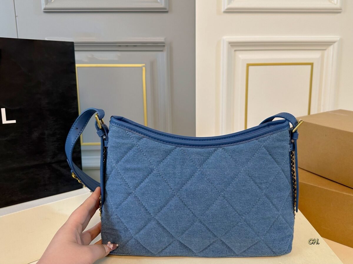 ⁦حقيبة كتف شانيل من قماش الدنيم⁩ - الصورة ⁦3⁩
