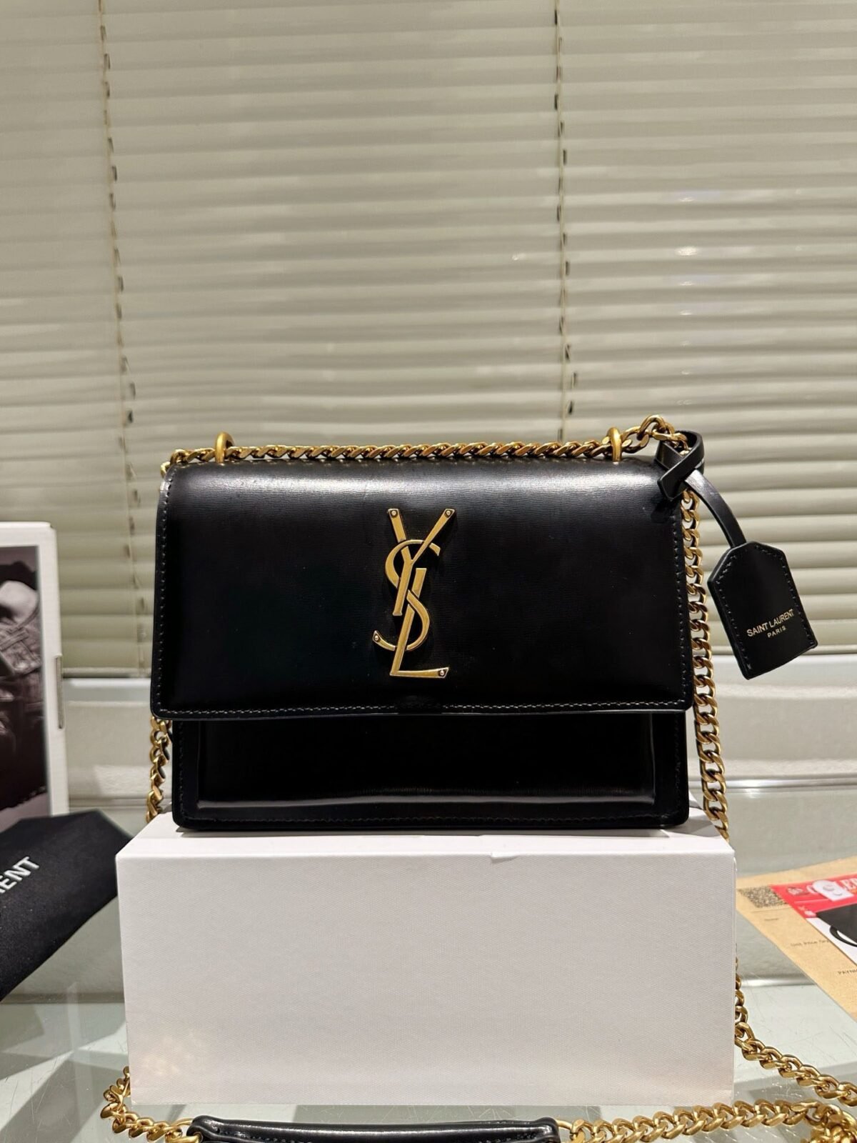 ⁦حقيبة جلدية فاخرة من Saint Laurent⁩ - الصورة ⁦1⁩