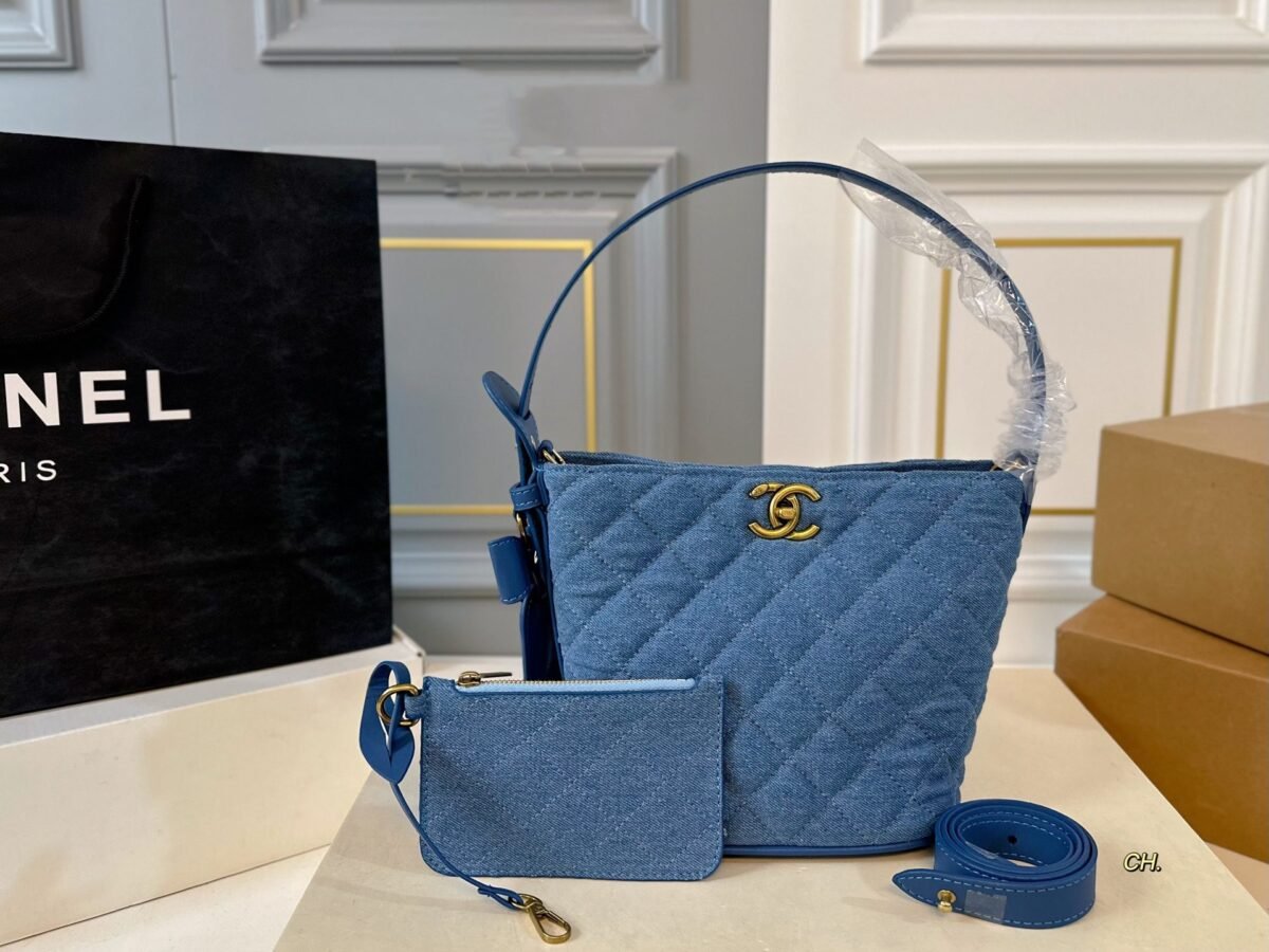 wsxc1746561010575_0 حقيبة دلو من قماش الدنيم من شانيل - الصورة 1