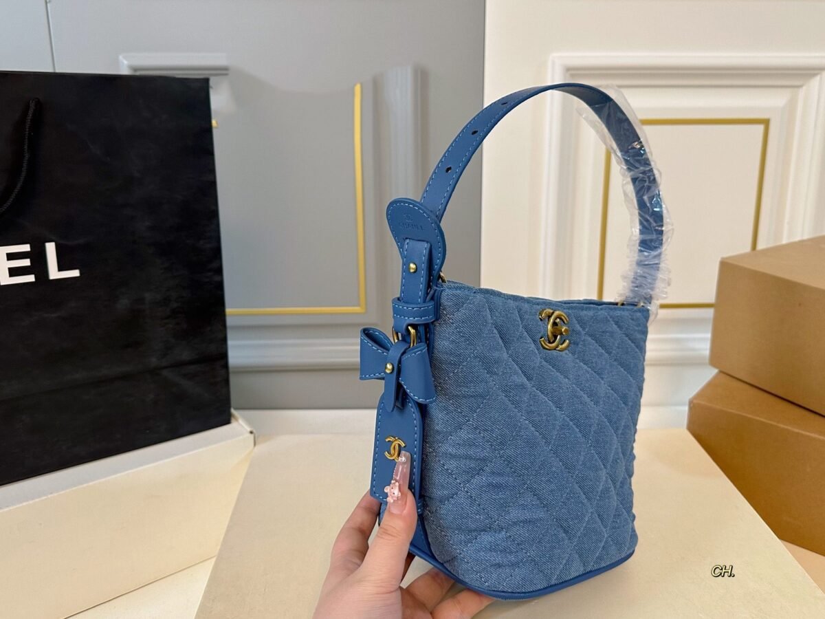 ⁦حقيبة دلو من قماش الدنيم من شانيل⁩ - الصورة ⁦2⁩