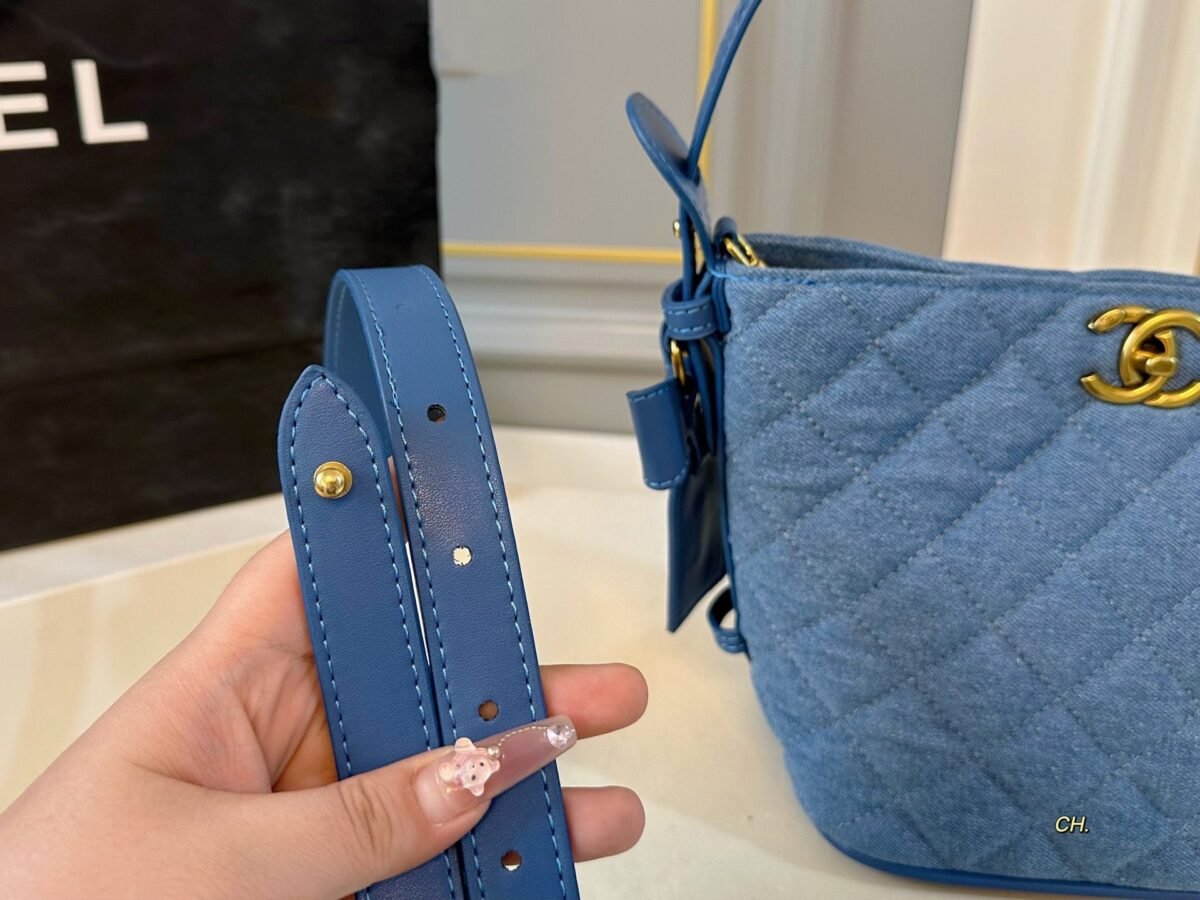 ⁦حقيبة دلو من قماش الدنيم من شانيل⁩ - الصورة ⁦9⁩