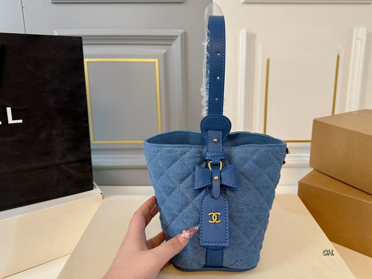 ⁦حقيبة دلو من قماش الدنيم من شانيل⁩ - الصورة ⁦3⁩