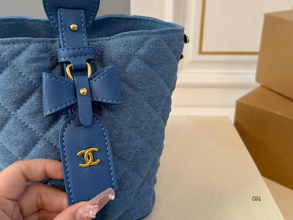 ⁦حقيبة دلو من قماش الدنيم من شانيل⁩ - الصورة ⁦7⁩