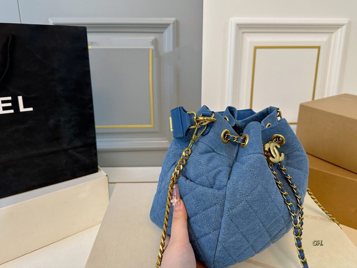 ⁦حقيبة شانيل الجديدة من قماش الدنيم بتصميم دلو وسلسلة⁩ - الصورة ⁦3⁩