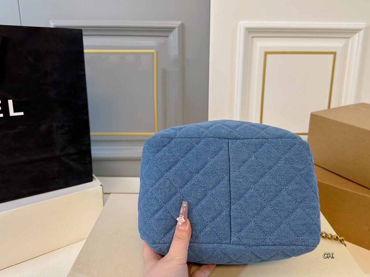 ⁦حقيبة شانيل الجديدة من قماش الدنيم بتصميم دلو وسلسلة⁩ - الصورة ⁦7⁩