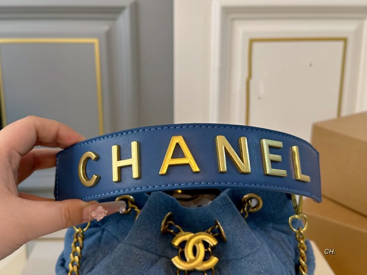 ⁦حقيبة شانيل الجديدة من قماش الدنيم بتصميم دلو وسلسلة⁩ - الصورة ⁦5⁩