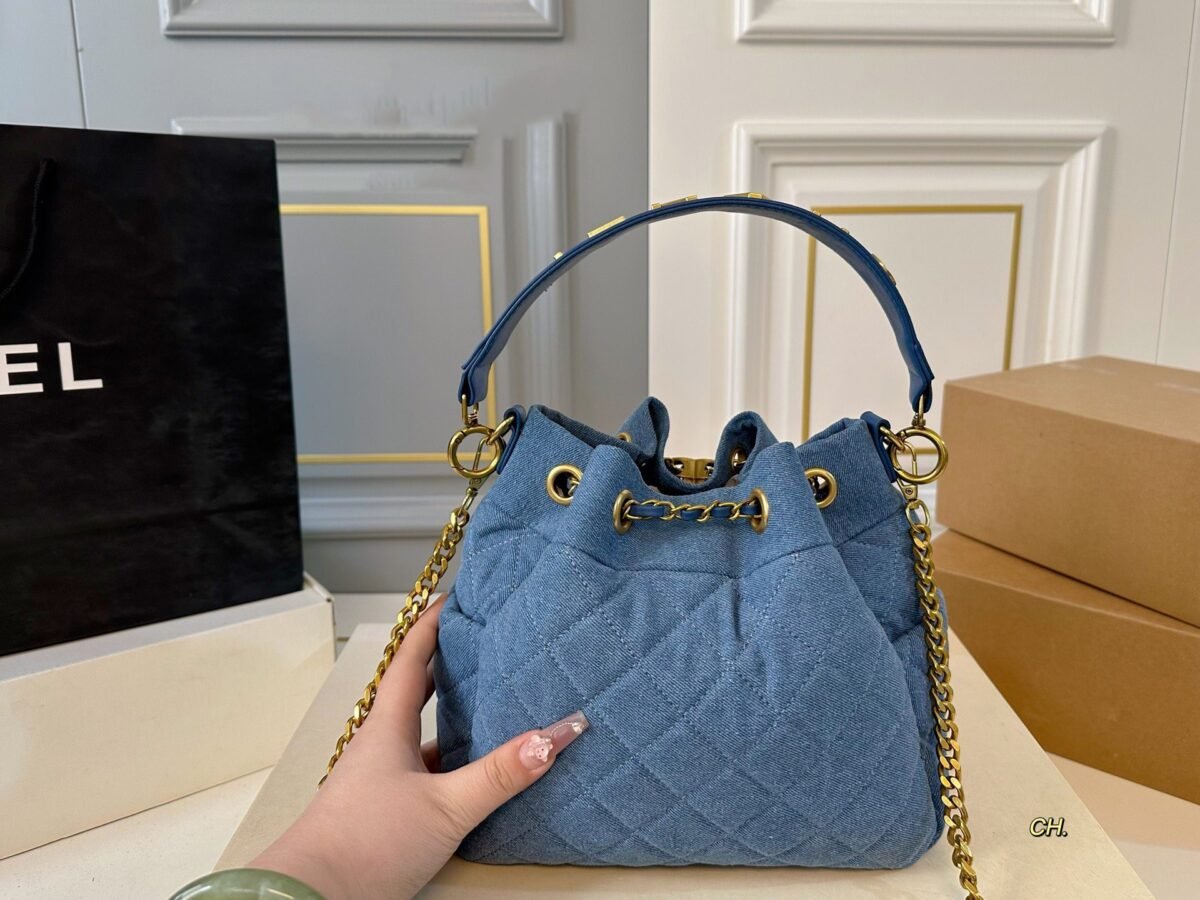 ⁦حقيبة شانيل الجديدة من قماش الدنيم بتصميم دلو وسلسلة⁩ - الصورة ⁦2⁩
