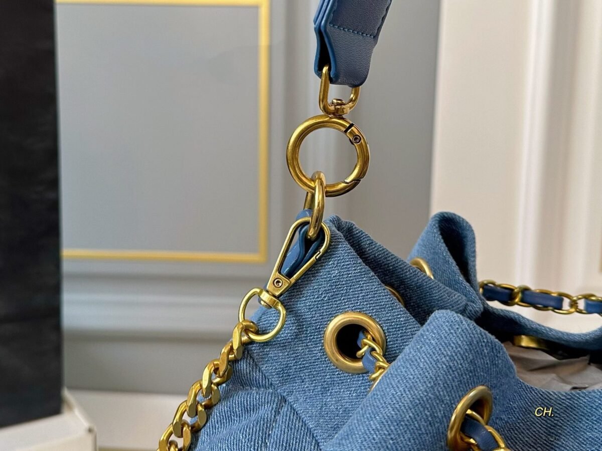 ⁦حقيبة شانيل الجديدة من قماش الدنيم بتصميم دلو وسلسلة⁩ - الصورة ⁦9⁩