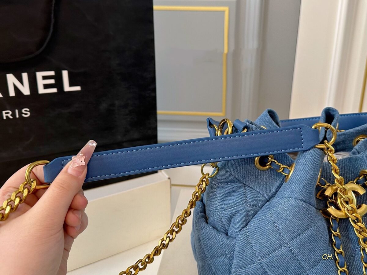 ⁦حقيبة شانيل الجديدة من قماش الدنيم بتصميم دلو وسلسلة⁩ - الصورة ⁦8⁩