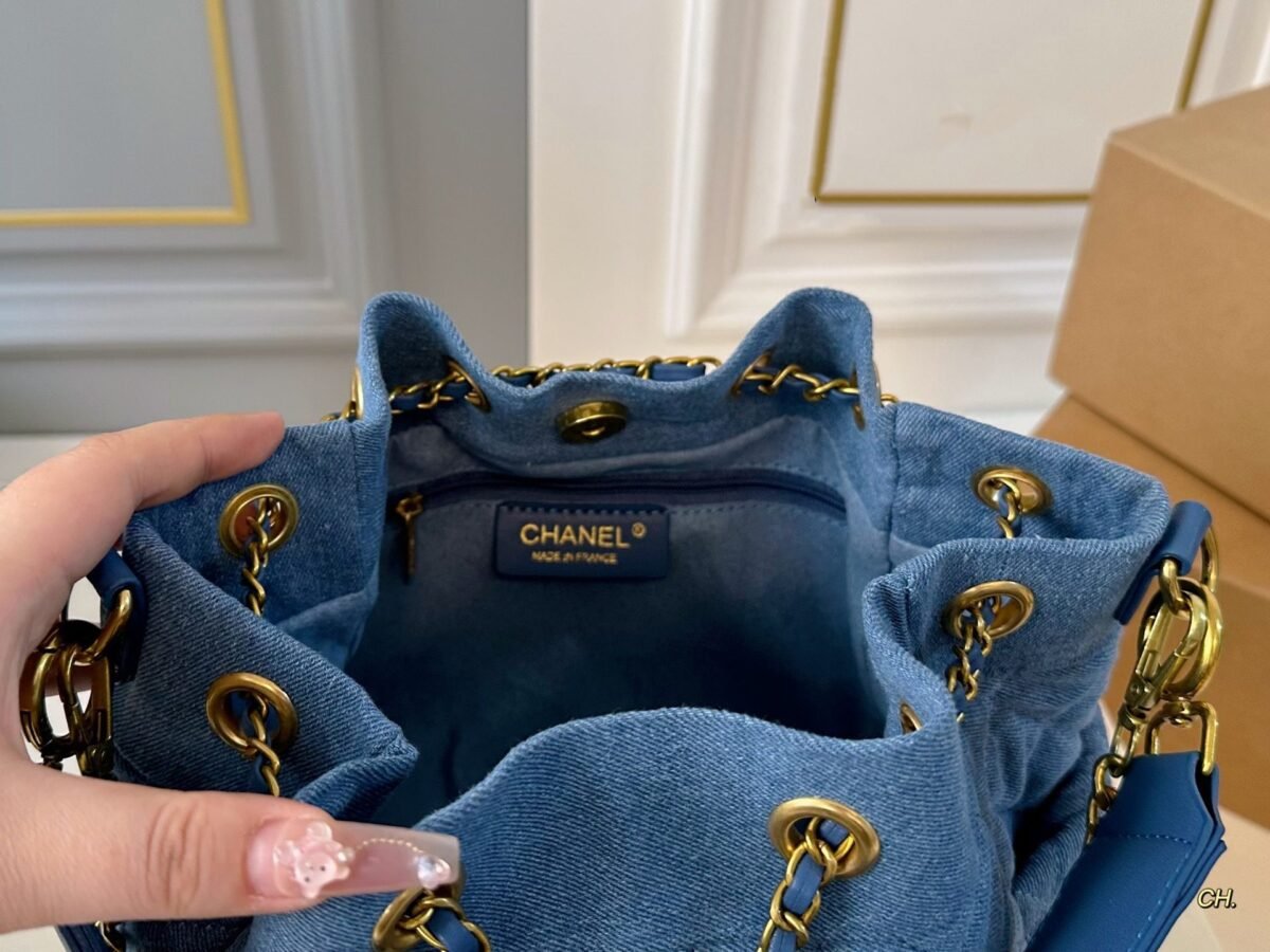 ⁦حقيبة شانيل الجديدة من قماش الدنيم بتصميم دلو وسلسلة⁩ - الصورة ⁦6⁩