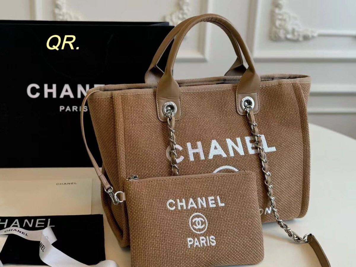 ⁦حقيبة شاطئ شانيل الجديدة من قماش الدنيم⁩ - الصورة ⁦2⁩