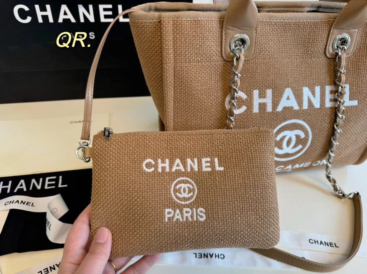 ⁦حقيبة شاطئ شانيل الجديدة من قماش الدنيم⁩ - الصورة ⁦5⁩