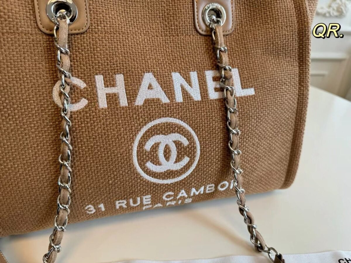 ⁦حقيبة شاطئ شانيل الجديدة من قماش الدنيم⁩ - الصورة ⁦6⁩