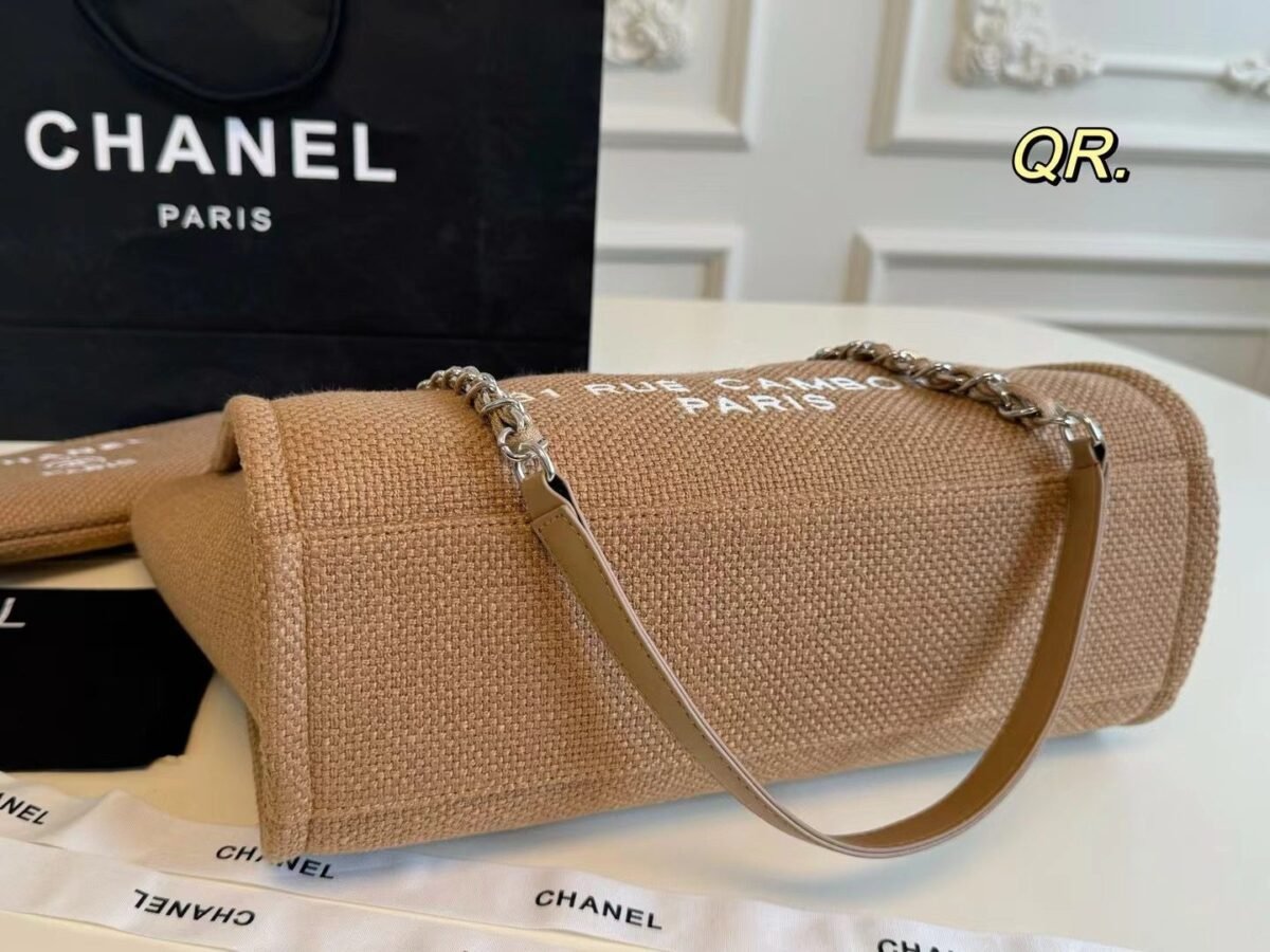 ⁦حقيبة شاطئ شانيل الجديدة من قماش الدنيم⁩ - الصورة ⁦7⁩