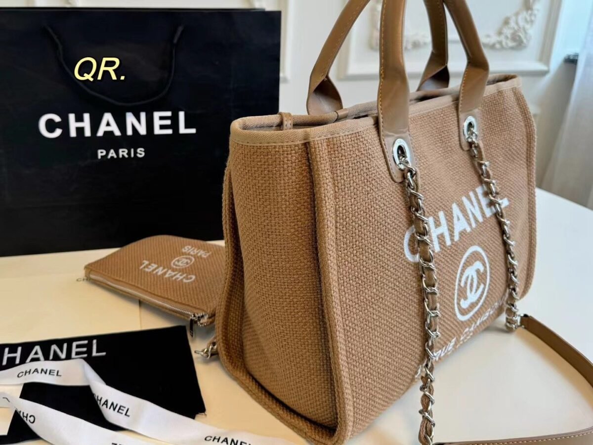 ⁦حقيبة شاطئ شانيل الجديدة من قماش الدنيم⁩ - الصورة ⁦4⁩