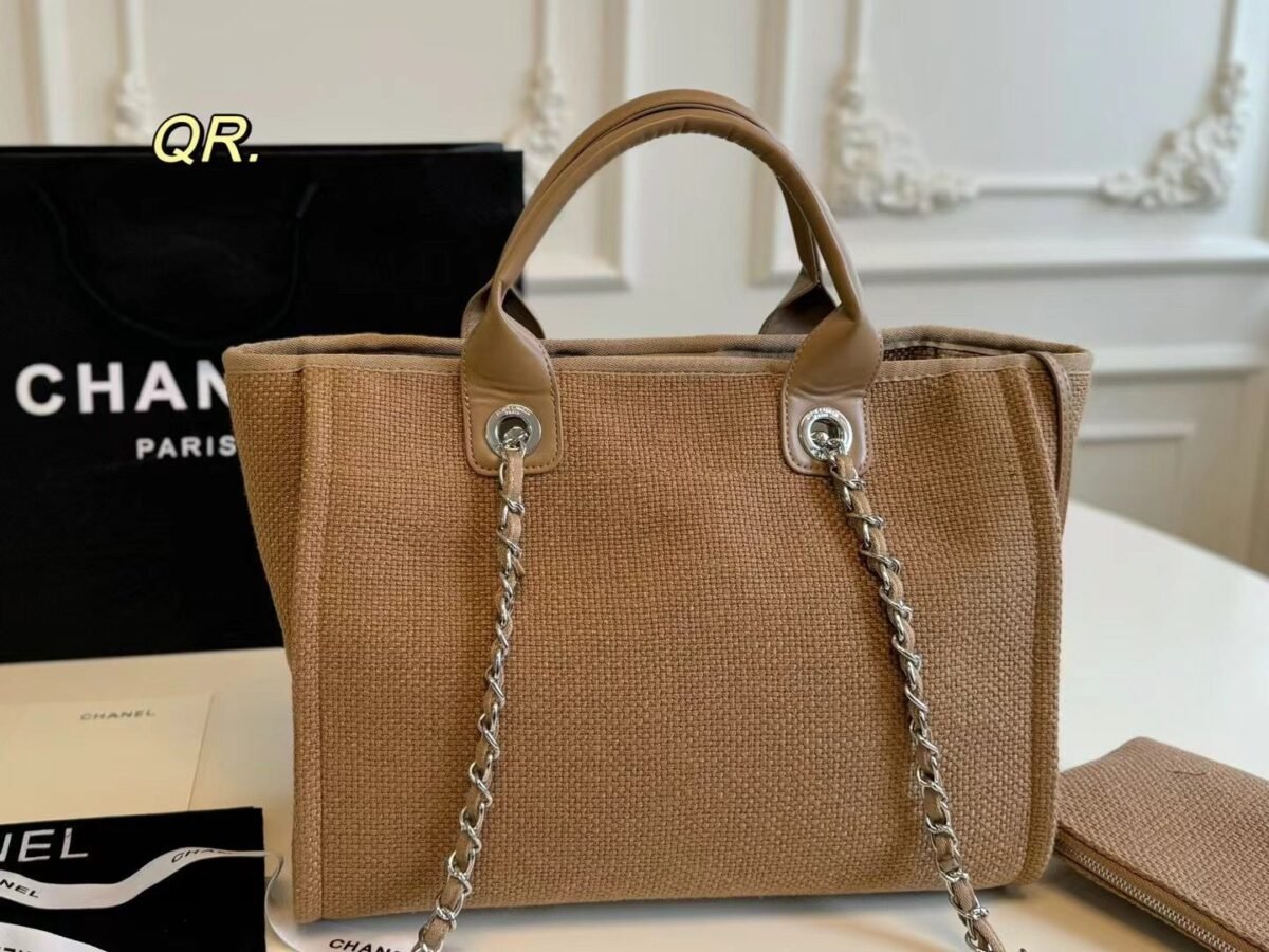 ⁦حقيبة شاطئ شانيل الجديدة من قماش الدنيم⁩ - الصورة ⁦3⁩